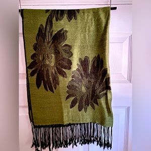 Pashmina shawl/scarf: 70% Pashmina 30% silk - never worn - luxurious rich colors